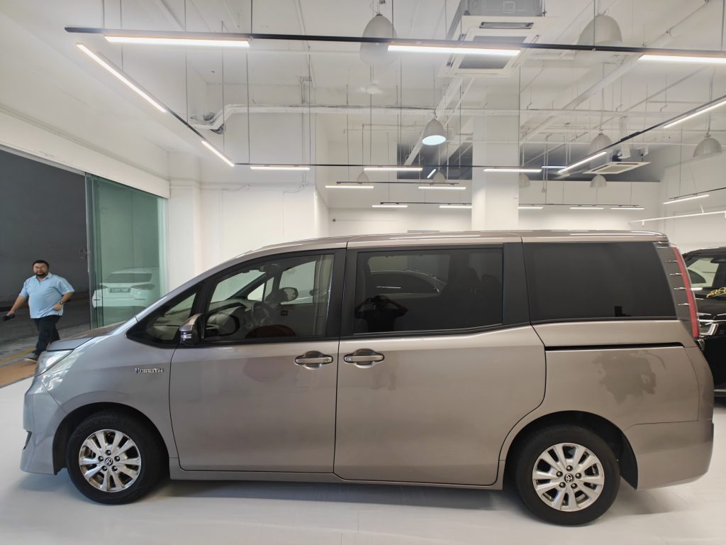 Toyota Noah Hybrid 1.8A X
