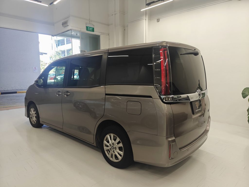 Toyota Noah Hybrid 1.8A X